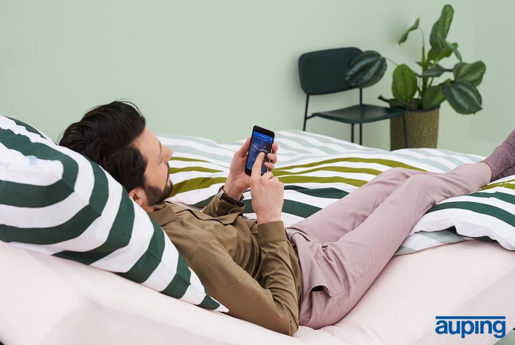 homem deitado com despertador inteligente