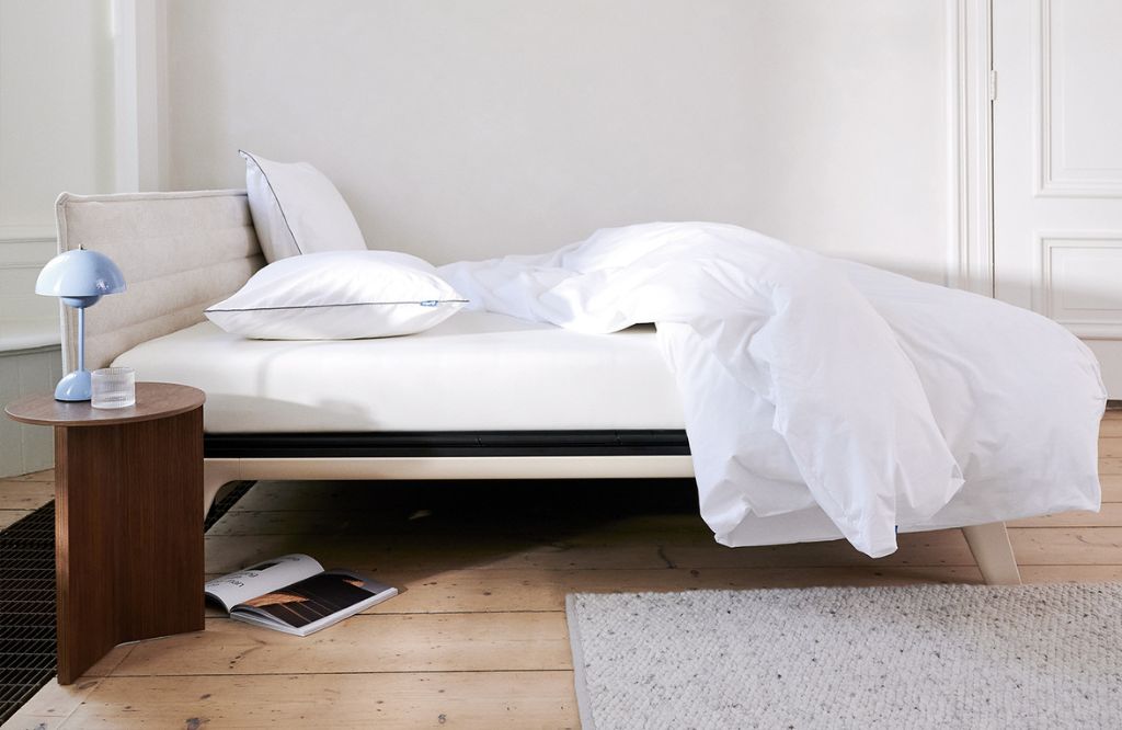 edredon branco em cama das melhores marcas de roupa de cama