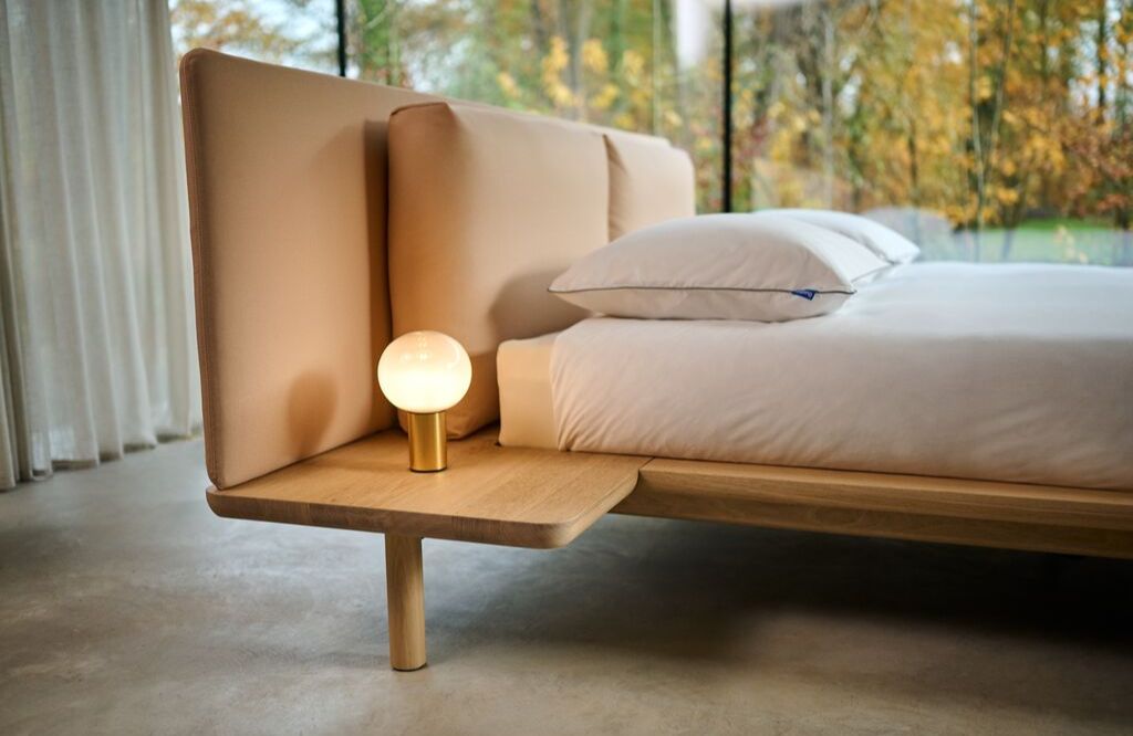 cama com luminária ao lado