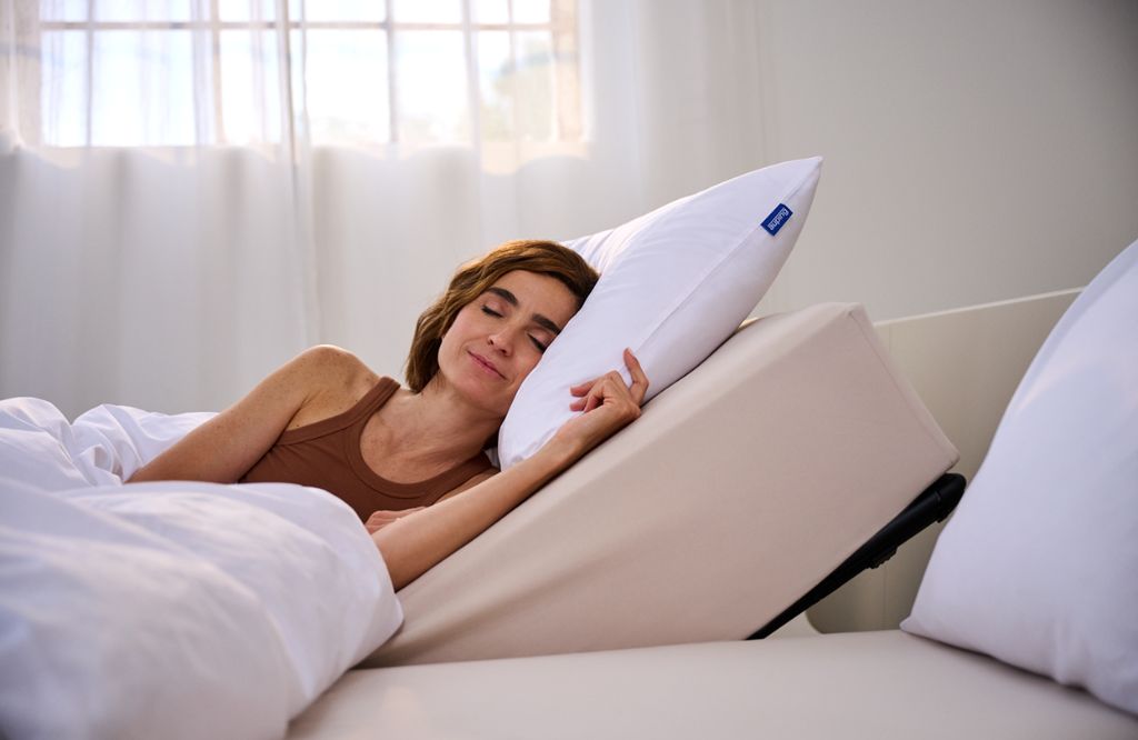 mulher dormindo em cama e travesseiro com design sustentável
