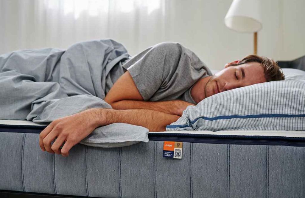 homem em colchão feito com produção circular