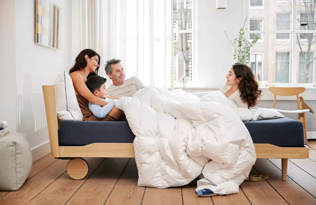 pessoas em camas de casal modernas